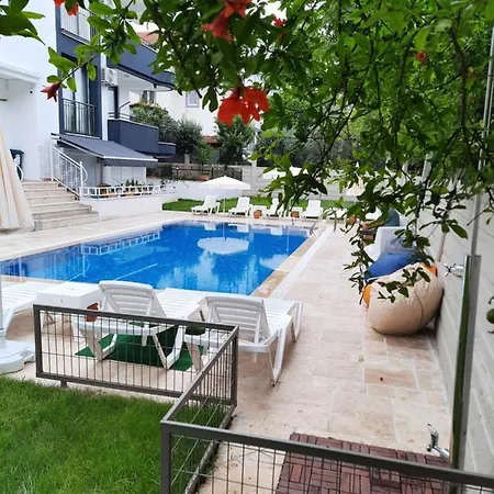 Luxury Pool With Private Garden